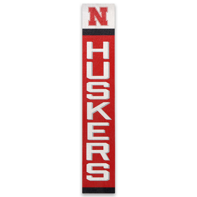 内布拉斯加大学 Huskers 垂直门廊倾斜木墙装饰