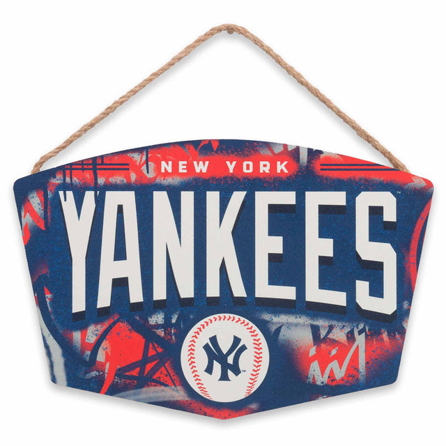 Grafiti de los Yankees de Nueva York colgado en madera