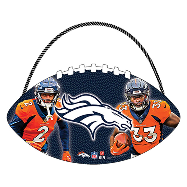 Fútbol de los Denver Broncos colgando de madera