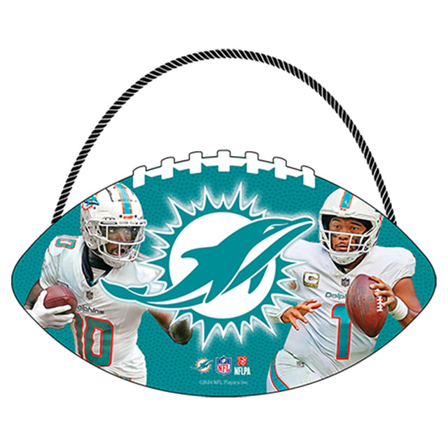 Fútbol de los Miami Dolphins colgando de madera