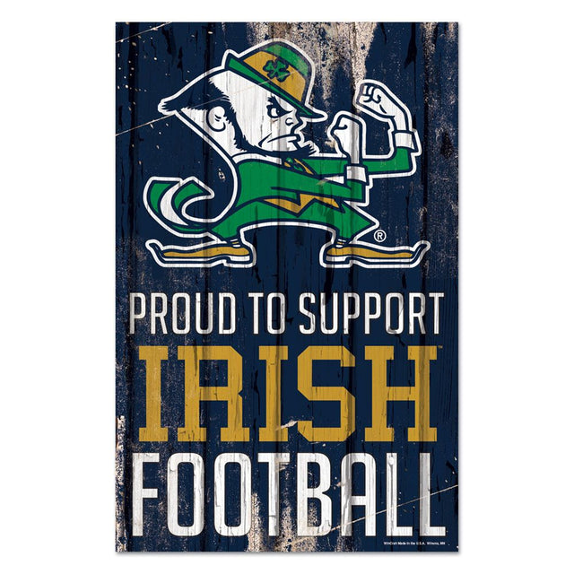 Letrero de madera de Notre Dame Fighting Irish de 11 x 17 pulgadas Orgulloso de apoyar el diseño de Leprechaun