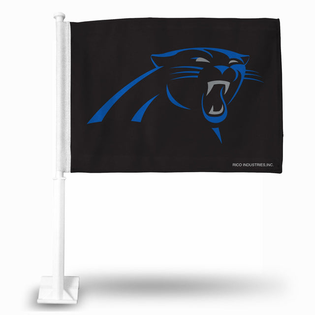 Bandera de los Carolina Panthers en un automóvil