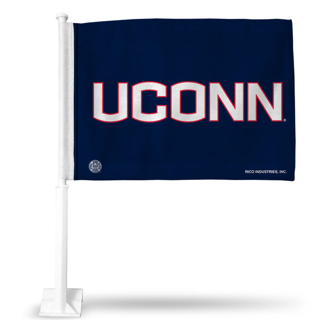 Automóvil con la bandera de Connecticut Huskies