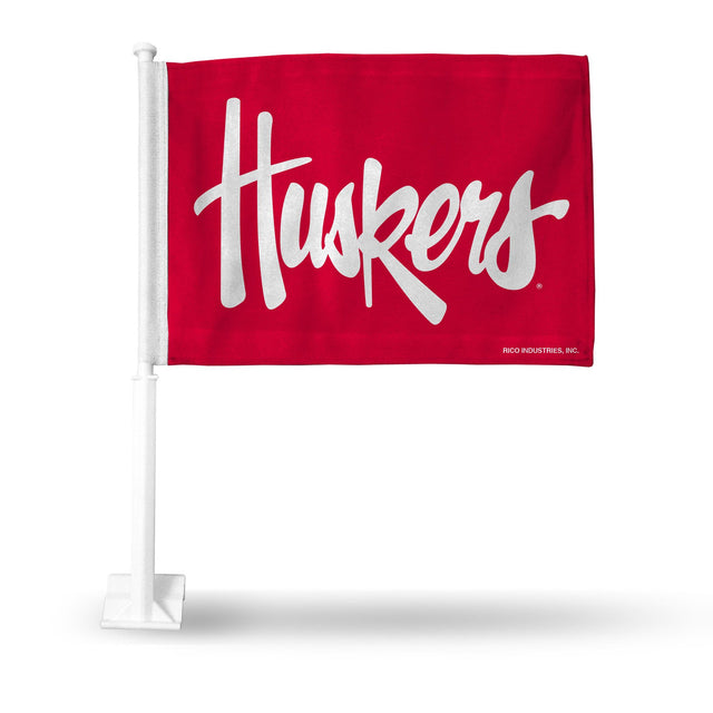 Automóvil con la bandera de los Nebraska Cornhuskers