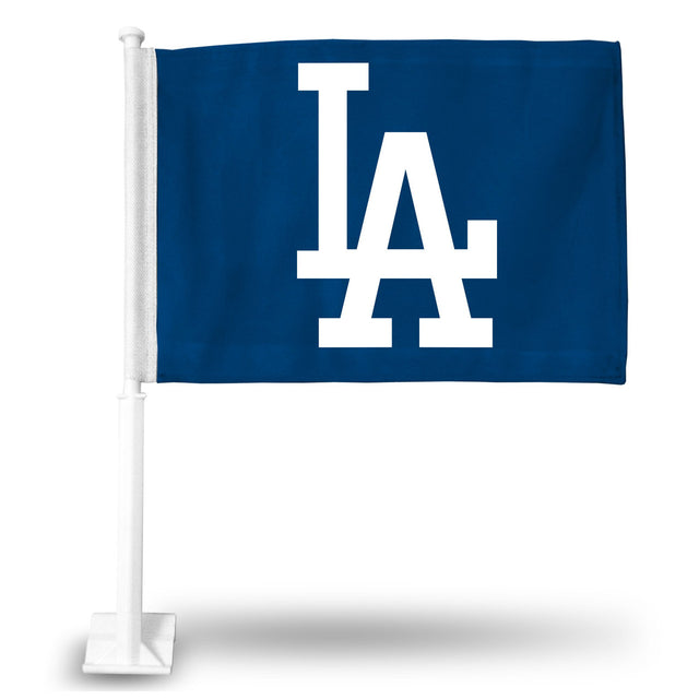 Auto con la bandera de los Dodgers de Los Ángeles