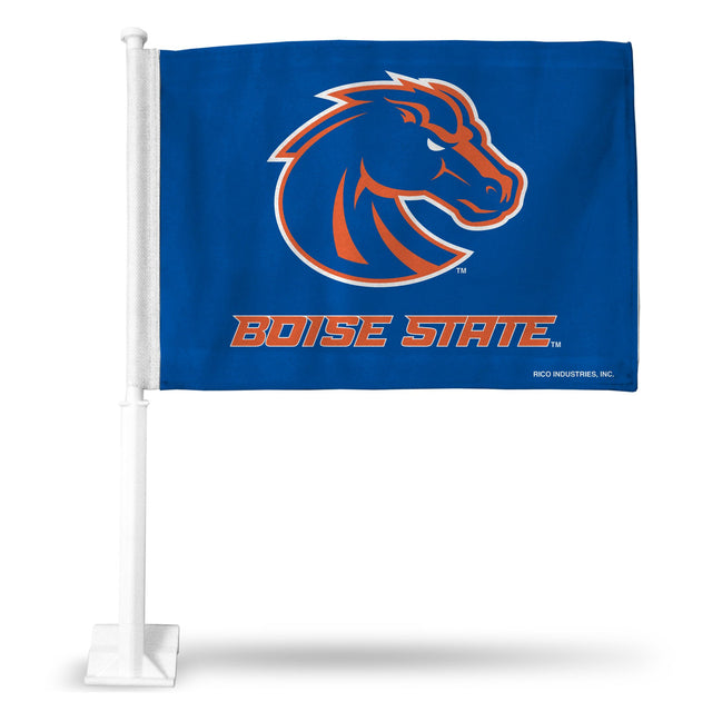 Coche con la bandera de los Broncos de Boise State