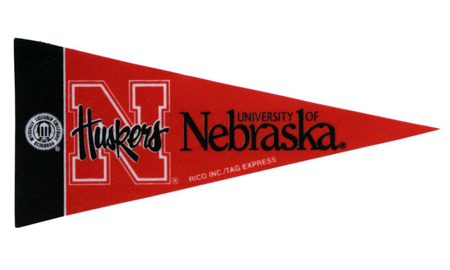 Banderín de los Nebraska Cornhuskers con logotipo en letra pequeña y escritura única