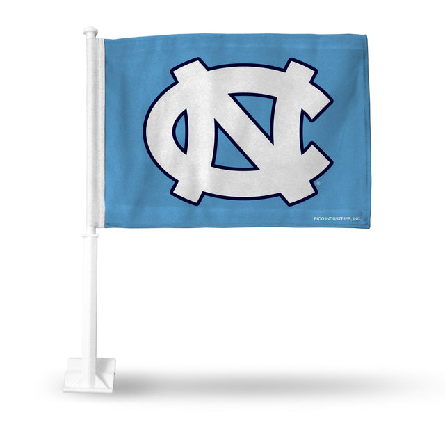 Bandera de los Tar Heels de Carolina del Norte en un automóvil