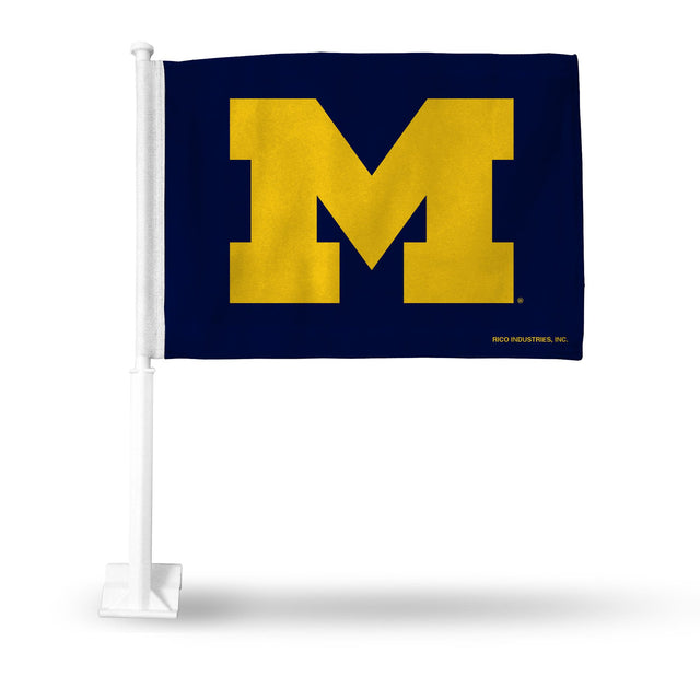 Auto con la bandera de los Wolverines de Michigan