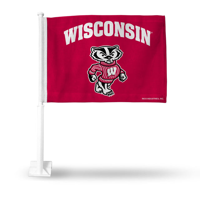 Automóvil con la bandera de los Wisconsin Badgers