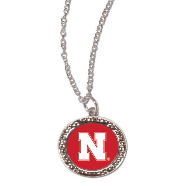 Collar con dije de los Nebraska Cornhuskers y tarjeta de joyería