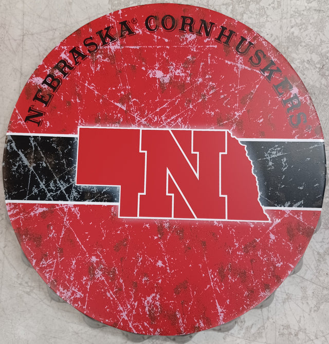 Letrero desgastado de Nebraska Cornhuskers con forma de tapa de botella