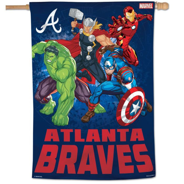 Bandera vertical de los Bravos de Atlanta / Marvel (c) 2021 MARVEL de 28" x 40"