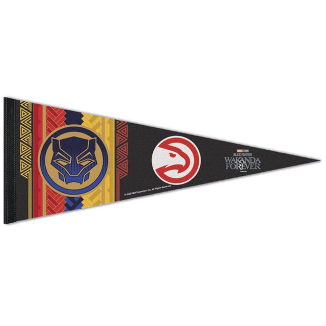 Banderín premium de MARVEL de Atlanta Hawks/Marvel (C) 2022 de 12" x 30"