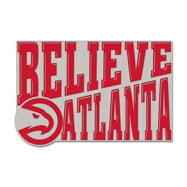 Tarjeta de joyería con pin esmaltado de colección con el lema de los Atlanta Hawks