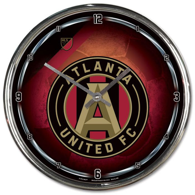 Reloj cromado con el balón de fútbol del Atlanta United