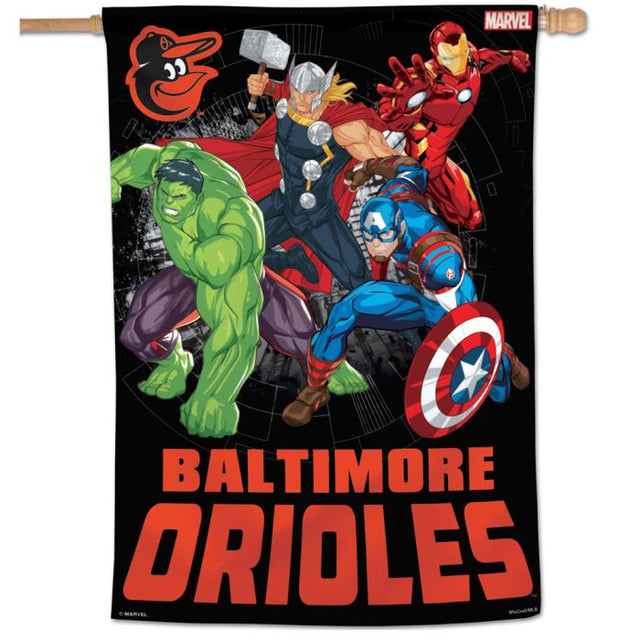 Bandera vertical de los Baltimore Orioles/Marvel (c) 2021 de MARVEL, 28" x 40"