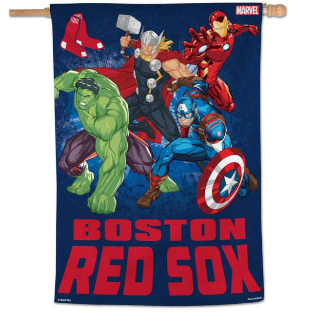 Bandera vertical de los Boston Red Sox/Marvel (c) 2021 de MARVEL, 28" x 40"