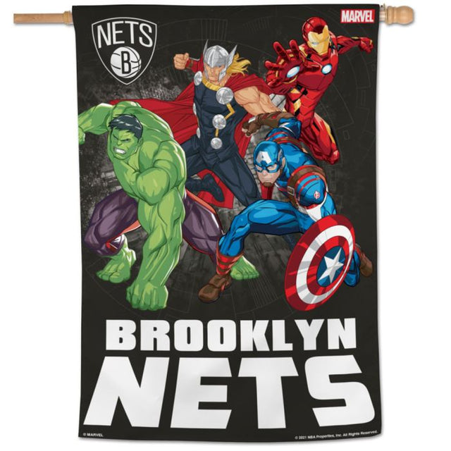 Brooklyn Nets / Marvel (C) Bandera vertical Marvel 2021 de 28" x 40"