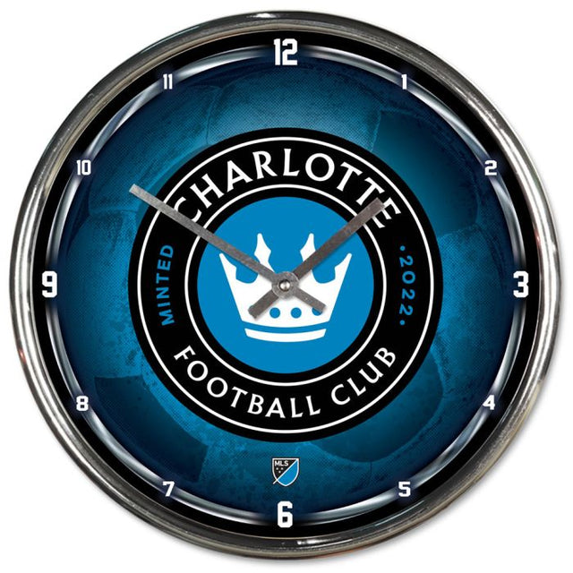 Reloj cromado con el balón de fútbol del Charlotte FC