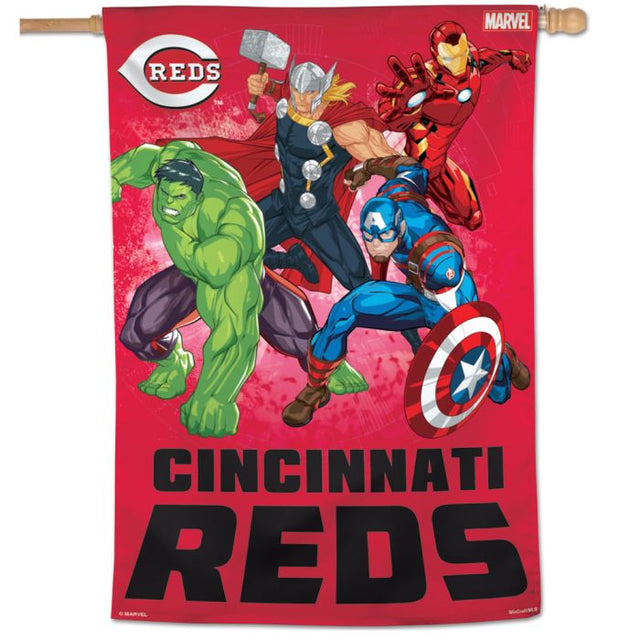 Bandera vertical de los Cincinnati Reds/Marvel (c) 2021 MARVEL de 28" x 40"