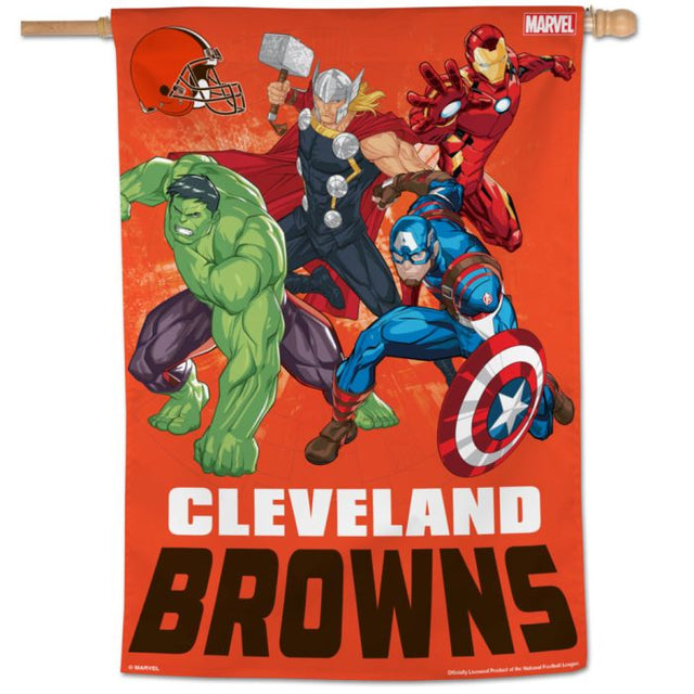 Bandera vertical de los Cleveland Browns/Marvel (C) 2021 de Marvel, 28" x 40"