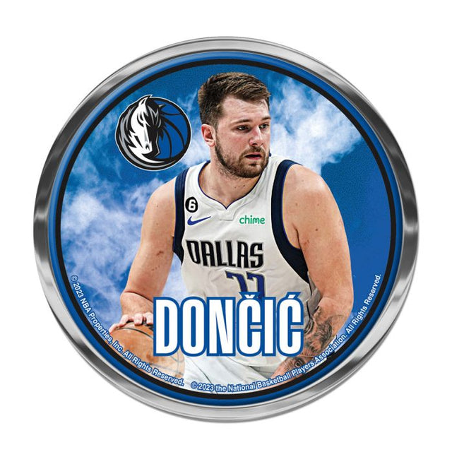 Emblema de metal cromado abovedado de los Dallas Mavericks de Luka Doncic