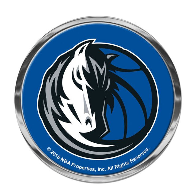 Emblema de metal cromado abovedado de los Dallas Mavericks