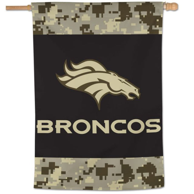 Bandera vertical con camuflaje digital de los Denver Broncos de 28" x 40"