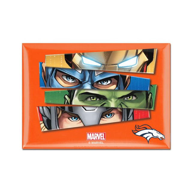 Imán de metal de Marvel de 2,5" x 3,5" de los Denver Broncos/Marvel (C) 2021