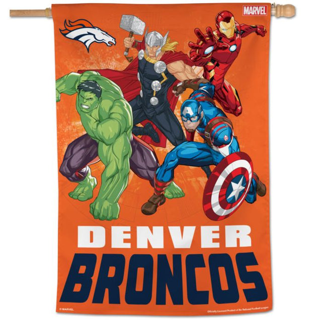 Bandera vertical de Marvel de los Denver Broncos/Marvel (C) 2021 de 28" x 40"