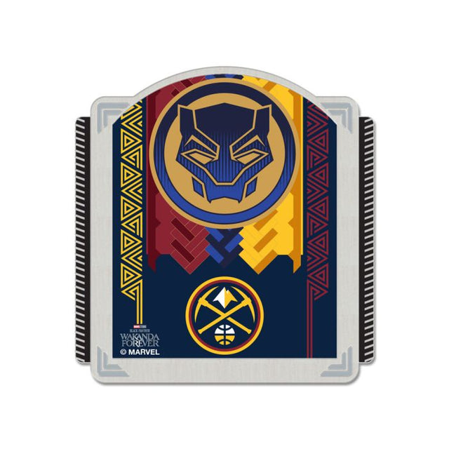 Tarjeta de joyería con pin de colección de Marvel de Denver Nuggets/Marvel (c) 2022