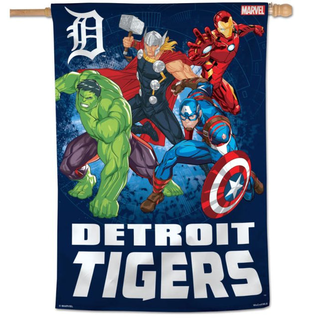 Bandera vertical de los Tigres de Detroit/Marvel (c) 2021 de MARVEL, 28" x 40"