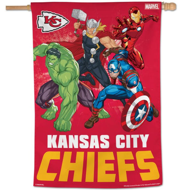 Bandera vertical de Marvel de los Kansas City Chiefs/Marvel (C) 2022 de 28" x 40"