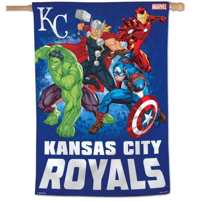 Bandera vertical de Marvel de Kansas City Royals/Marvel (c) 2021 de 28" x 40"