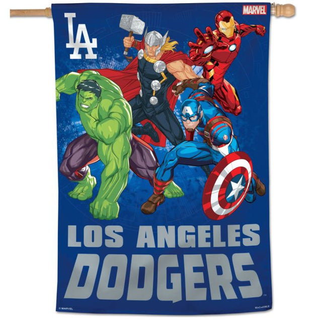 Bandera vertical de Los Angeles Dodgers/Marvel (c) 2021 MARVEL de 28" x 40"