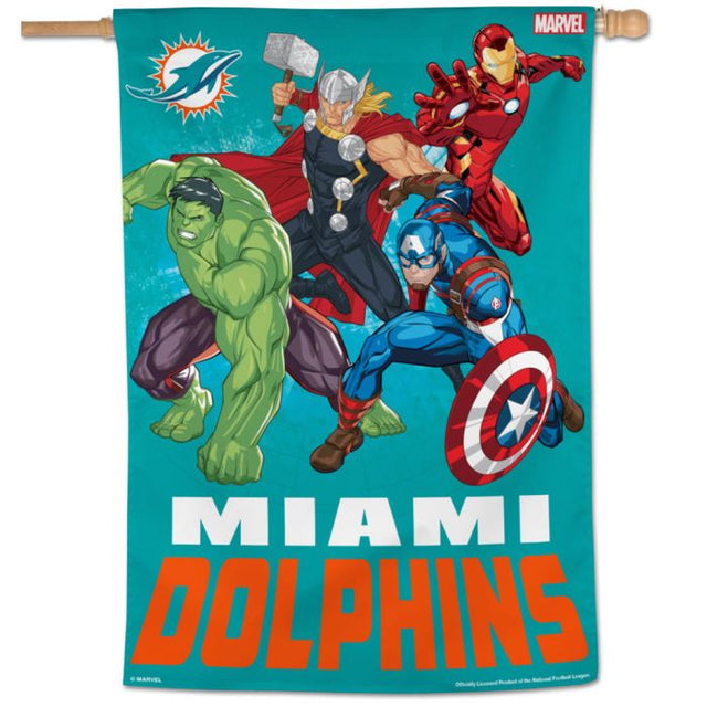 Bandera vertical de Marvel de los Miami Dolphins/Marvel (C) 2021 de 28" x 40"