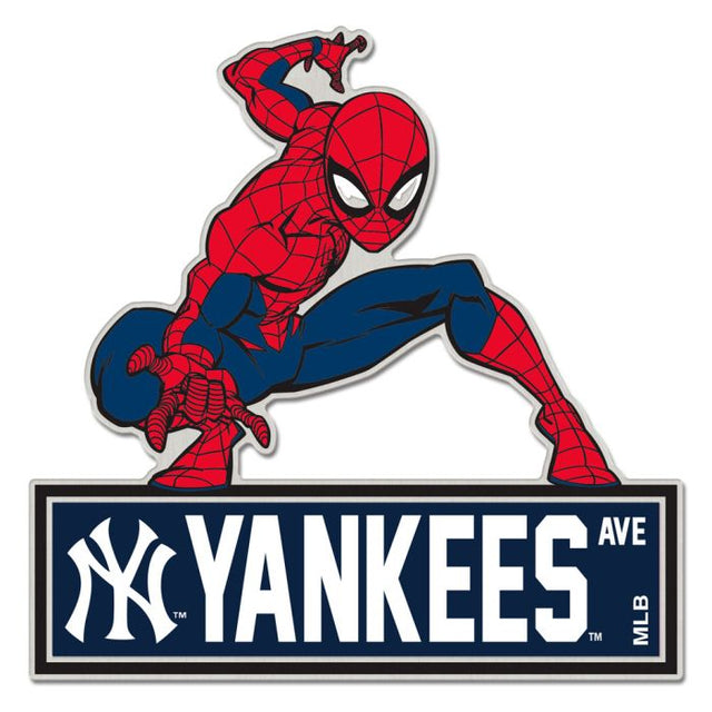 Tarjeta de joyería con pin de colección de MARVEL de los New York Yankees/Marvel (c) 2021