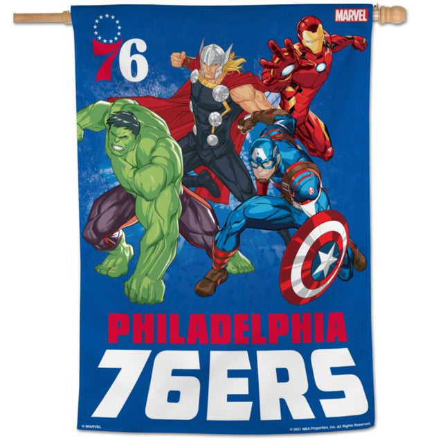 Bandera vertical de los Philadelphia 76ers/Marvel (c) 2021 de MARVEL, 28" x 40"