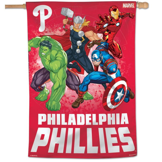 Bandera vertical de los Philadelphia Phillies/Marvel (c) 2021 MARVEL de 28" x 40"