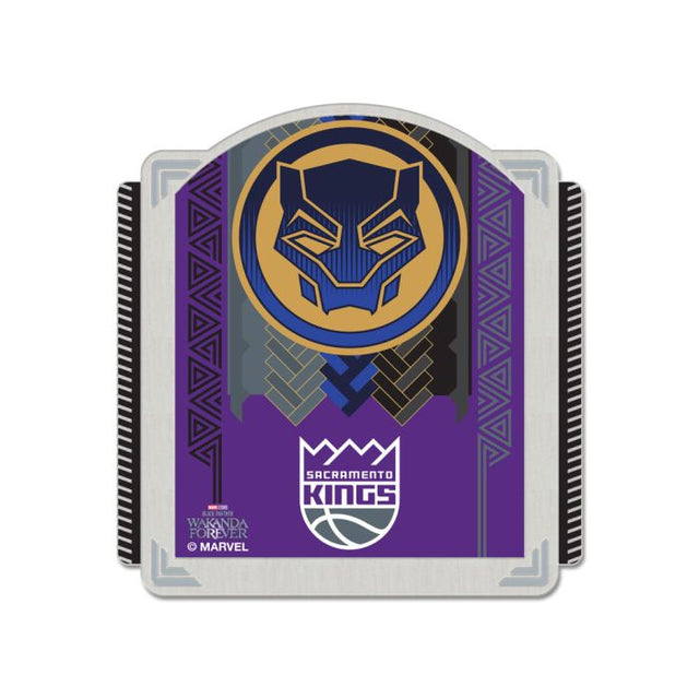 Tarjeta de joyería con pin de colección de los Sacramento Kings/Marvel (c) 2022