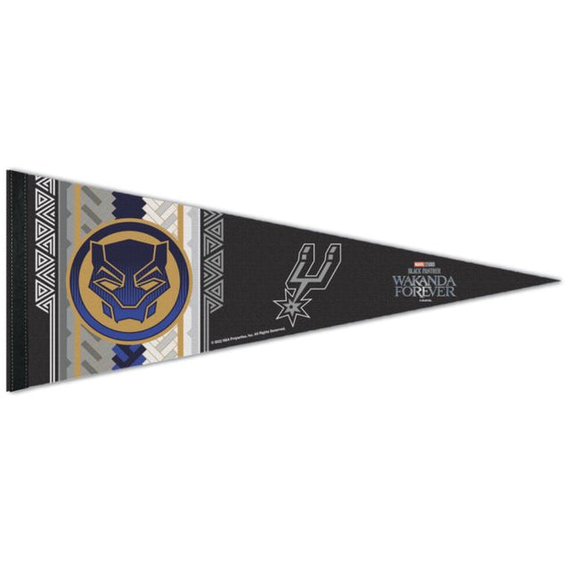 Banderín premium de Marvel de San Antonio Spurs/Marvel (C) 2022 de 12" x 30"