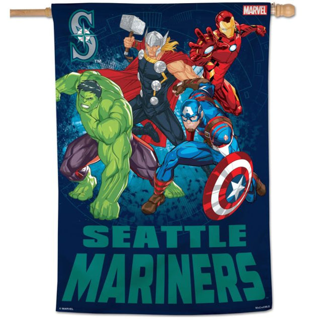 Bandera vertical de los Seattle Mariners/Marvel (c) 2021 MARVEL de 28" x 40"