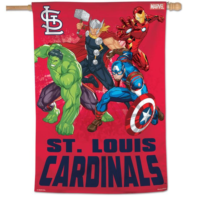 St. Louis Cardinals / Marvel (c) Bandera vertical MARVEL 2021 de 28" x 40"