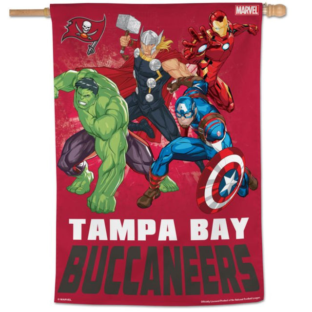 Bandera vertical de los Tampa Bay Buccaneers/Marvel (C) 2021 de Marvel, 28" x 40"