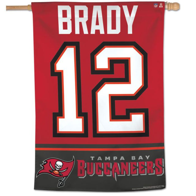 Bandera vertical de los Tampa Bay Buccaneers de 28" x 40" de Tom Brady