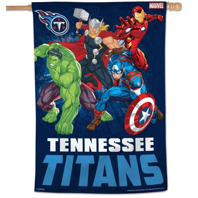 Bandera vertical de Tennessee Titans/Marvel (c) 2021 MARVEL de 28" x 40"