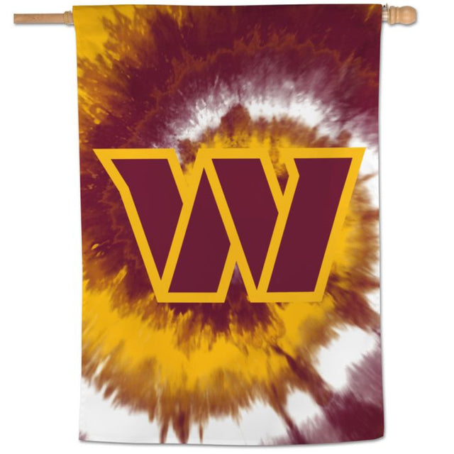 Bandera vertical teñida con efecto tie-dye de los Washington Commanders de 28" x 40"