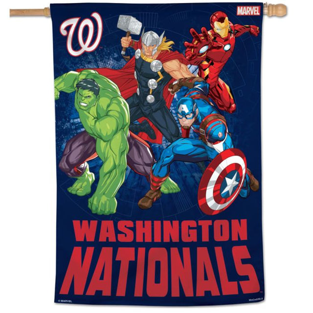 Bandera vertical de Washington Nationals/Marvel (c) 2021 MARVEL de 28" x 40"