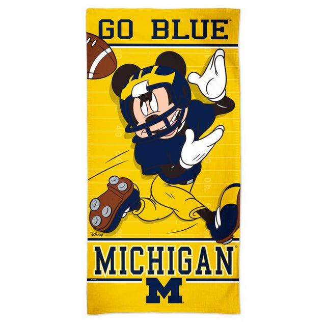 Toalla de playa de los Wolverines de Michigan / Disney Spectra de 30" x 60"